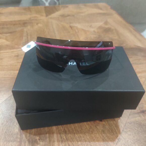 CHANEL Shield sunglasses New - Picture 1 of 3